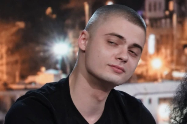 NAŠ PEVAČ ZAVRŠIO IZA REŠETAKA ZBOG DROGE: Isplivali šok detalji iz zatvora!