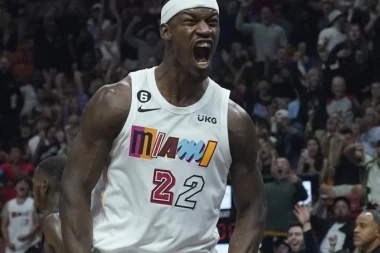 JOVIĆ BEZ MINUTA: Maestralni Batler vodio Majami, Filadelfija u SLOBODNOM PADU! (VIDEO)