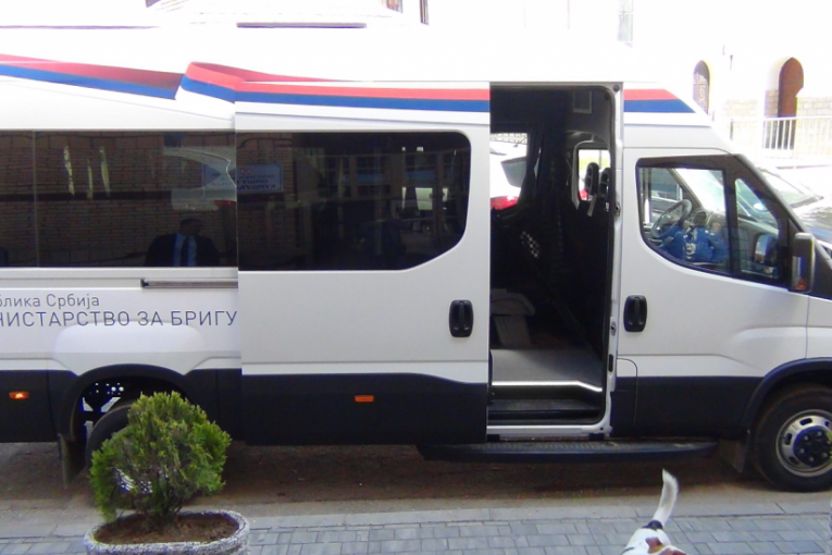 Ovaj minibus sa 18 putnika je prošao preko Radana