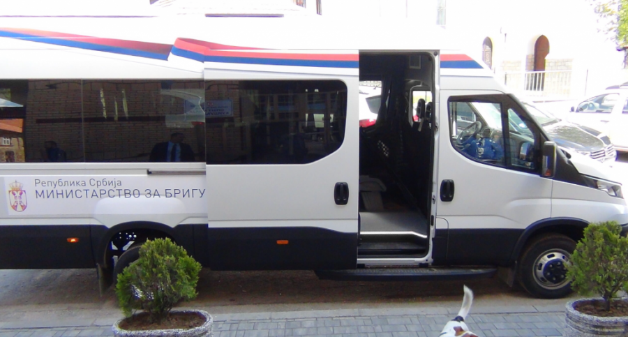 Ovaj minibus sa 18 putnika je prošao preko Radana