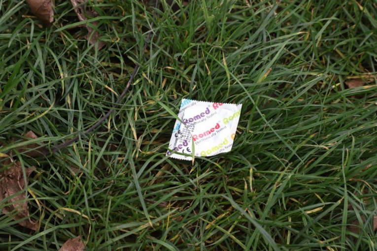 Bačen omot od prezervativa 