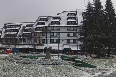 ZABELELO SE! PAO PRVI SNEG U SRBIJI: Zimska idila na našoj omiljenoj planini, pahulje stvaraju čaroliju (FOTO)