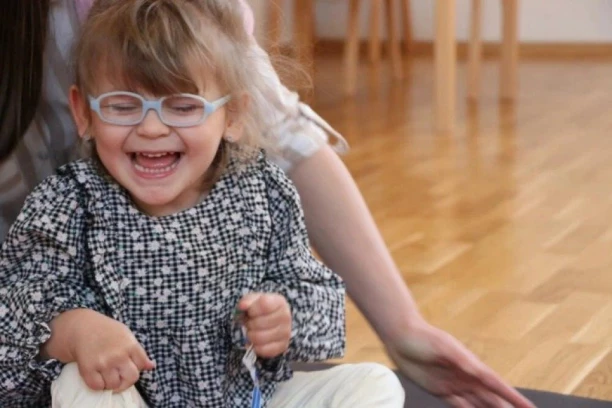 KAPA DOLE! ZATVORENICI POKAZALI VELIKO SRCE: Čačani koji su na izdržavanju kazne u KPZ Niš skupili preko 400.000 dinara za lečenje male Nađe i to nije sve!