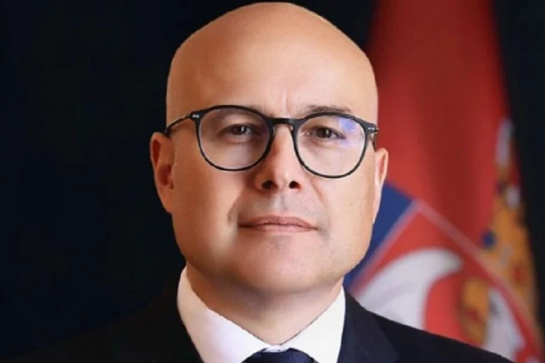 VUČEVIĆ ČESTITAO BOŽIĆ JAKOM PORUKOM: Da zajednički dočekamo svetle dane praznika Hristovog rođenja