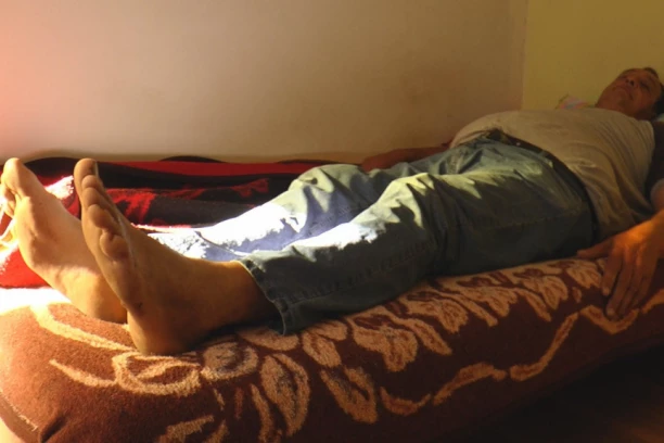 MILIŠA JE SRPSKI DŽIN! SAM BOG ZNA KAKO JE IZRASTAO U OVOLIKU GROMADU: Ima više od dva metra i nosi obuću broj 54 - ako je nađe! Svaki krevet mu je mali (FOTO)