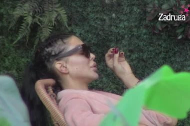 MAJA MARINKOVIĆ NE LIČI NA SEBE: Kamera zabeležila starletino lice, otekla od SILIKONA! (VIDEO)