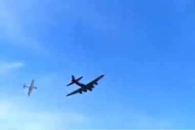 PAO AMERIČKI BOMBARDER! Sudario se sa drugim avionom u vazduhu! JEZIV PRIZOR! (VIDEO)