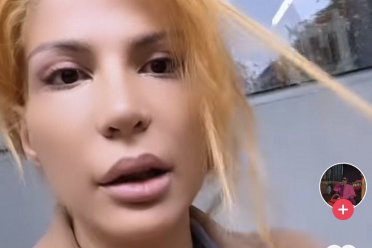 Pokazuje boju kose napolju