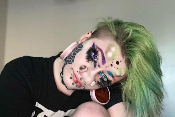 LJUDI JOJ GOVORE DA SE UNIŠTAVA: "Mnogo sam potrošila na implante rogova i pirsinge - i to me čini srećnom" (FOTO)