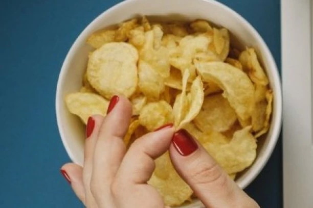 MINISTARSTVO REAGOVALO POVODOM KANCEROGENOG ČIPSA: Inspekcija izdala nalog za vanrednu kontrolu, čekaju se rezultati analiza