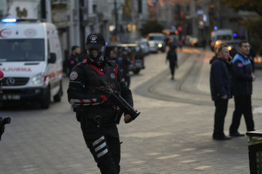 EKSPLOZIJA AUTOMOBILA BOMBE U TURSKOJ! Osam policajaca povređeno!