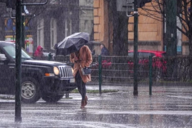U BEOGRADU NAKON PROVALE OBLAKA HAOS: Padavine koje su se "sručile" na prestonicu, paralisale saobraćaj (VIDEO)