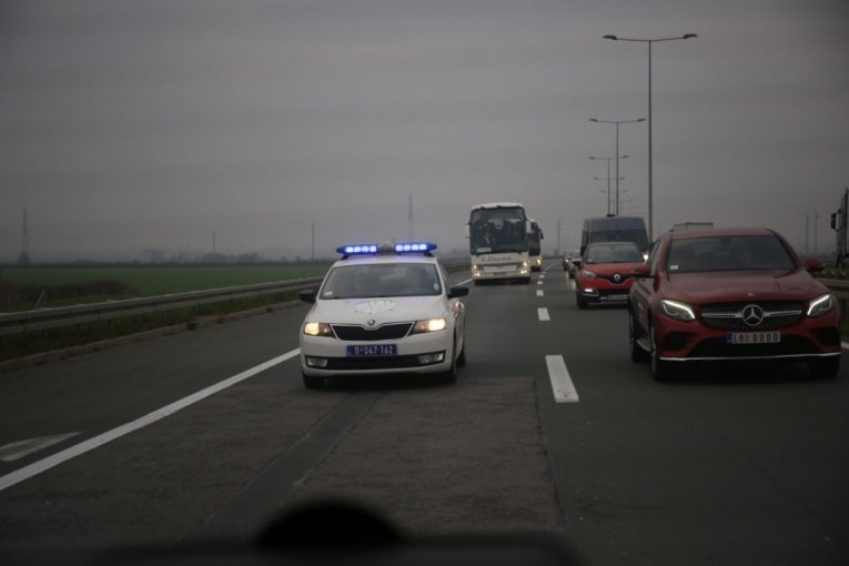 Autobus sa fudbalerima Srbije