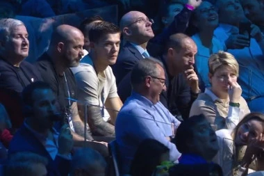 SKANDAL NA ĐOKOVIĆEVOM MEČU: Publika OSULA PALJBU po Italijanu iz Novakove lože! Pored njega sedeo je Dejan Stanković! (VIDEO)