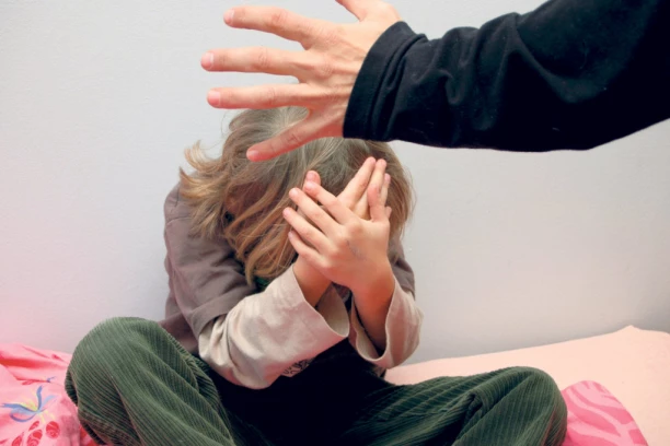 OTAC PIJAN PRETUKAO SINA, ŠUTIRAO GA I PRETIO DA ĆE GA UBITI! Zbog stravičnog nasilja mu preti zatvor!