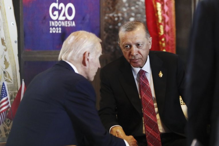 ERDOGAN STRELJAO BAJDENA POGLEDOM: Susret dvojice lidera na marginama G20, evo KAKO je reagovao američki predsednik! (FOTO)