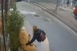 MOŽDA NIJE IMALA IGRAČKE KAD JE BILA MALA?! Bizarna krađa na Trošarini: Devojka ukrala PLIŠANOG MEDU ispred kafića! (VIDEO)