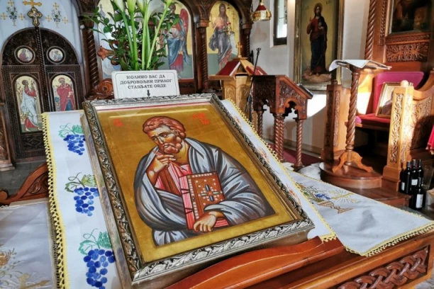 LOPOVI POKRALI HRAM U ČAJETINI, ODNELI VIŠE OD 40.000 DINARA: Krađa sa oltara je najveći GREH i sramota!