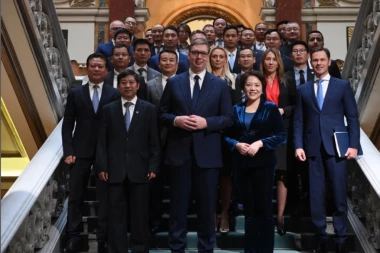SRBIJA ĆE UVEK BITI POUZDAN PRIJATELJ I PARTNER! Vučić na radnom ručku sa predstavnicima kineskih kompanija u Srbiji! (FOTO)