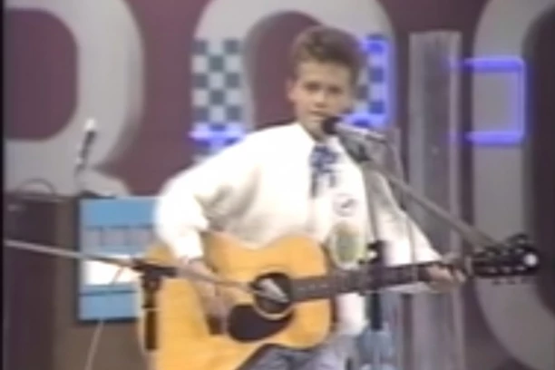 OVI ZVEZDE SU POTEKLE IZ "MUZIČKOG TOBOGANA": Novosadska barbika i ovaj FRAJER su se proslavili još kao klinci!