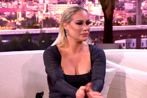 VELIKO PRIZNANJE SELME BAJRAMI: Pevačica se zbog RAZVODA povukla sa scene, a sada se bori za STARATELJSTVO, bivši joj pravi PAKAO! (FOTO)