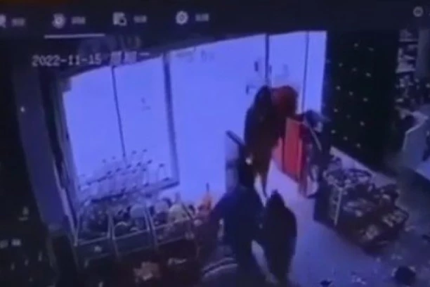 TUČA U KINESKOJ RADNJI U VINČI: Internet zbog jednog snimka razapeo radnike, ali da li je on pokazao celu situaciju? (VIDEO)