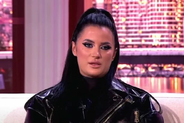 ŠTA SE NALAZI U TELEFONU BARBARE BOBAK?! Pevačica otključala mobilni, pa doživela šok!