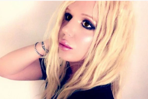 OPERISAO SE DA BI LIČIO NA POZNATU PEVAČICU: Sada je UGROŽEN, skidaju ga na ulici i prete da će ga zapaliti!