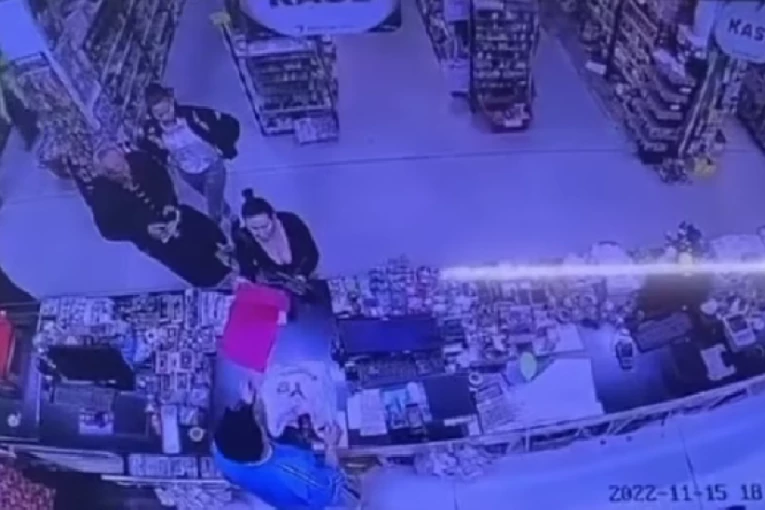 POJAVIO SE NOVI SNIMAK SUKOBA U KINESKOJ RADNJI U VINČI: Žena obarala i trpala u kesu neplaćene artikle? (VIDEO)