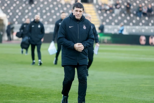 ZVEZDA OČIGLEDNO IMA NEKU POMOĆ: Petrić oštro o večitom rivalu: Nisam slep!