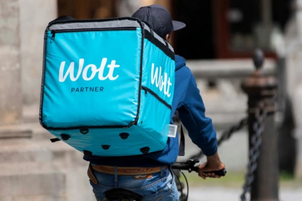 GRAĐANI, ČUVAJTE SE WOLT DOSTAVLJAČA, AKO BOGA ZNATE! Dok neko ne nastrada, neće se zaustaviti! Šok snimak kruži mrežama - koji prekršaj NIJE napravio? (VIDEO)