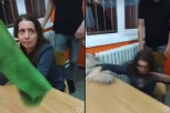 ĐACI PROFESORKI IZMAKLI STOLICU! Pojavio se snimak sramnog incidenta u Trsteniku: Žena pala, a učenici se smejali! (VIDEO)