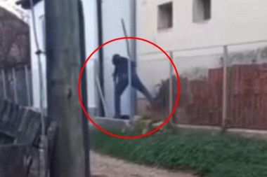 JEZIV SNIMAK IZ PARAĆINA: Muškarac bezdušno mlati psa u dvorištu, nesrećna životinja bespomoćno cvili (VIDEO)