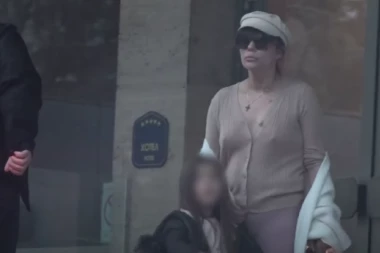 SKANDALOZNO PONAŠANJE ANE NIKOLIĆ! Pevačica pred ćerkom MALTRETIRA vozača, puši i noge izbacila kroz prozor! (VIDEO)