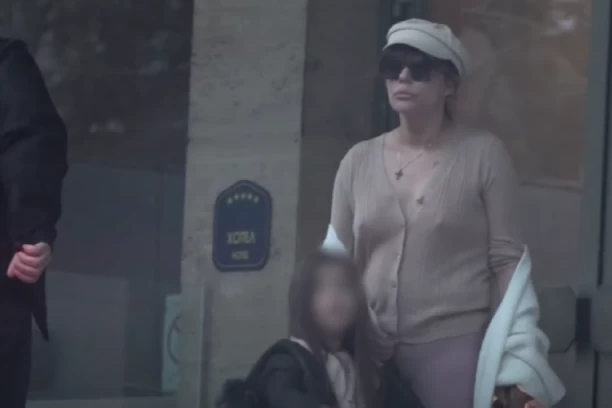 SKANDALOZNO PONAŠANJE ANE NIKOLIĆ! Pevačica pred ćerkom MALTRETIRA vozača, puši i noge izbacila kroz prozor! (VIDEO)