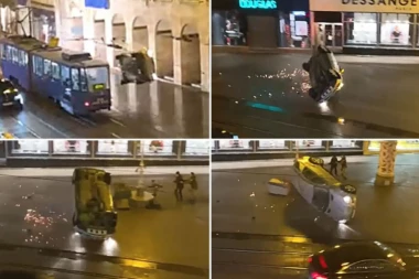 HAOS U ZAGREBU: Dva automobila išla direktno na tramvaj, došlo do prevrtanja vozila (VIDEO)