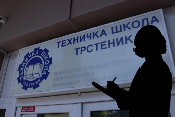 UČENIK KOJI JE NAPAO PROFESORKU U TRSTENIKU I PRE PRAVIO PROBLEME: Kad je bio izbačen sa časa, roditelji došli sa advokatom