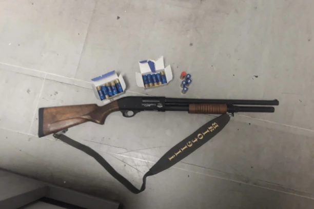 ZAPLENJENA PUMPARICA I ELEKTROŠOKER: Uhapšen Turčin na graničnom prelazu Batrovci (FOTO)