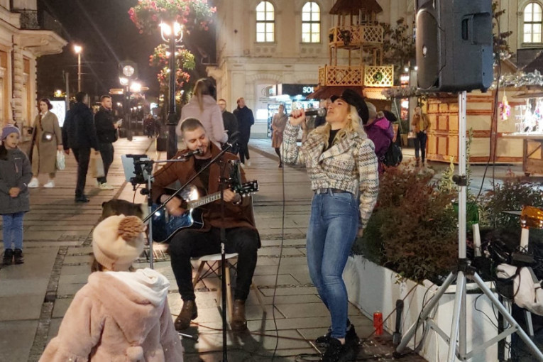 Jovana Jeremić peva u Knez Mihailovoj