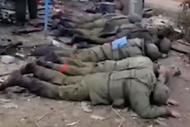 MOSKVA TVRDI DA SU IH LIKVIDIRALI UKRAJINCI, KIJEV DA SU NASTRADALI OD MINA! Užasavajući snimak predaje deset ruskih vojnika koji su malo posle toga već bili mrtvi! (UZNEMIRUJUĆI VIDEO)