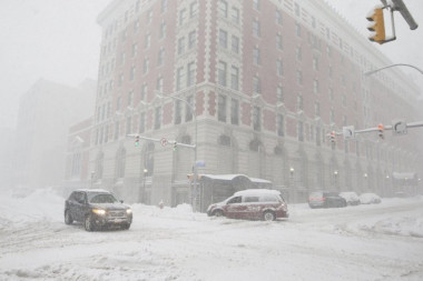 U NJUJORKU POGINULE DVE OSOBE: Snežni nanosi napravili havariju, OVO je uzrok smrti! (FOTO)