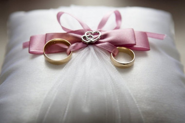 VEROVANJA O BURMAMA KOJA KRUŽE MEĐU SRBIMA: Pravoslavci smatraju da ako supruga prevari muža, OVO će se desiti sa venčanim prstenom!
