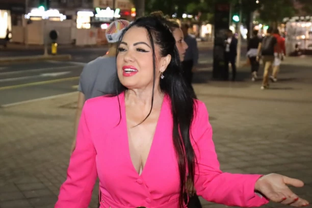 MUŠKARCIMA PADAJU VILICE: Isplivala slika Zlate Petrović iz mladosti: Bujne GRUDI u prvom planu, a jedan detalj nikome nije promakao! (FOTO)