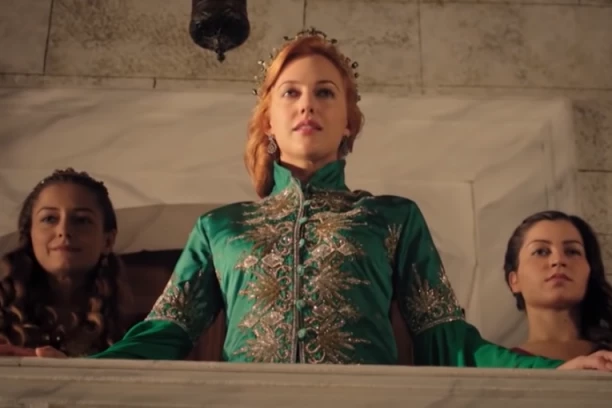 PROMENILA LIČNI OPIS PLASTIČNIM OPERACIJAMA? Hurem više ne izgleda ovako, glumica šokirala novim izdanjem! (FOTO)