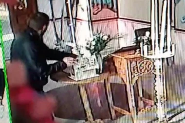 LOPOVU  NIŠTA NIJE SVETO: Pokrao novac iz crkve u Lebanu - vratio se ponovo pa ga uhvatio starešina!