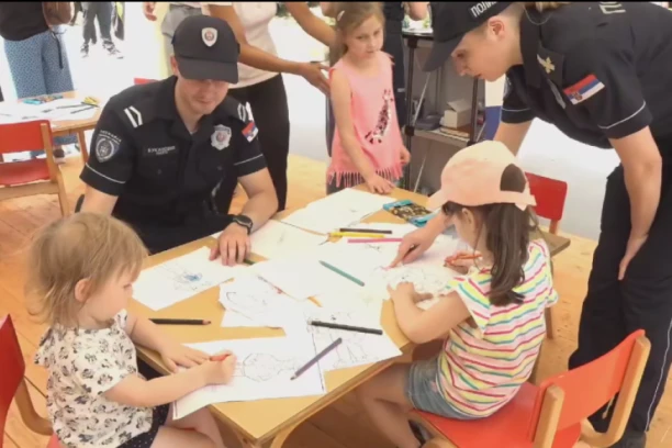 PRIPADNICI MUP SRBIJE PROVELI DAN SA DECOM: Poslali snažnu poruku povodom Svetskog dana deteta - mi smo drugari, uvek mogu da nam se obrate (VIDEO)