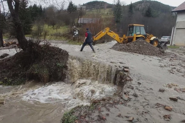POTOP U IVANJIČKOM SELU: Meštani odsečeni od sveta - ponovo ih zadesila katastrofa (FOTO)
