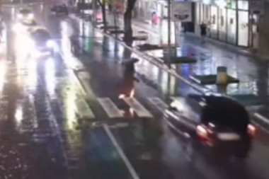 UZNEMIRUJUĆI SNIMAK! AUTOMOBIL POKOSIO ŽENU: Prelazila ulicu na pešačkom kada je na nju naletelo vozilo u bacilo je pod točkove (VIDEO)