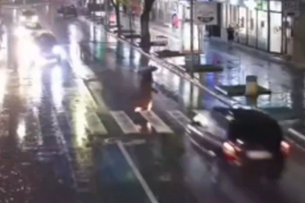 UZNEMIRUJUĆI SNIMAK! AUTOMOBIL POKOSIO ŽENU: Prelazila ulicu na pešačkom kada je na nju naletelo vozilo u bacilo je pod točkove (VIDEO)