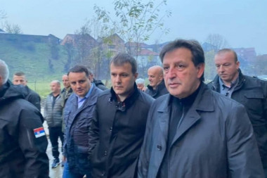 Ministar Gašić obišao poplavljena područja! (FOTO)